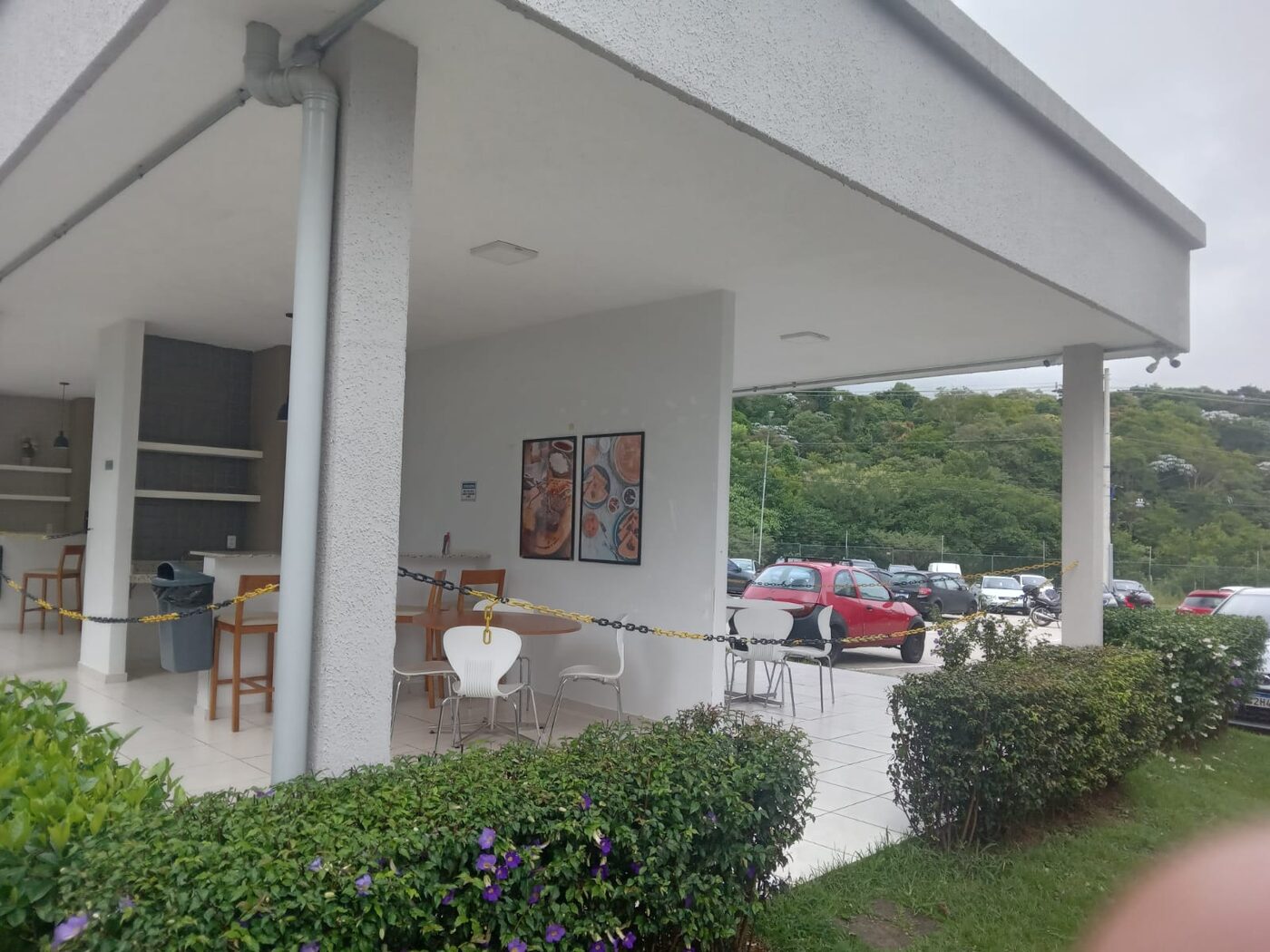 Jardineiro no Real Parque em área comum de condomínio